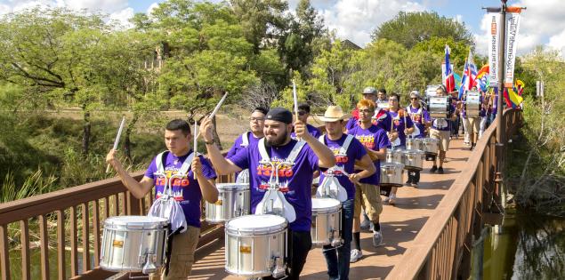 赌博平台 School of Music drum line